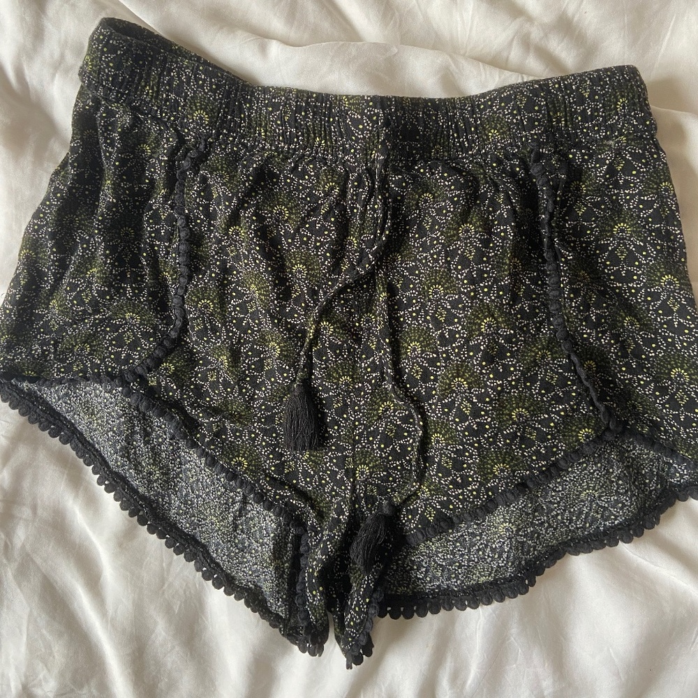 Soft shorts size small black/green